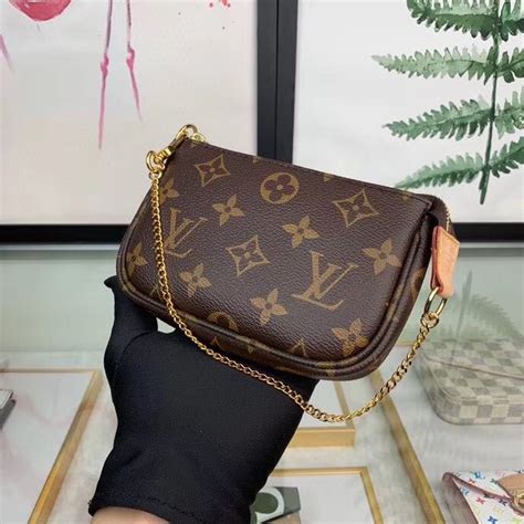 lv mono pochette
